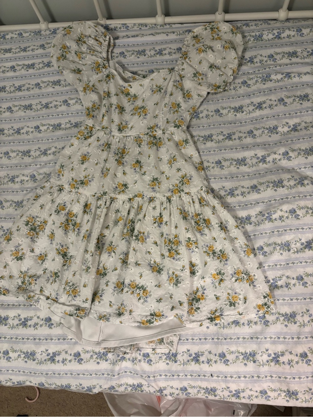 Women’s White Floral Puff-Sleeve Dress